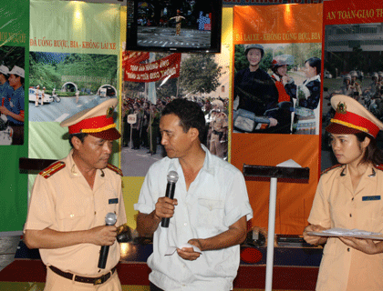 Traffic police officers talk with a resident about perils of drivig when drinking at an exhibition about Drinking and Traffic Accident in Hanoi from August 27 - 29. Traffic police officers talk with a resident about perils of drivig when drinking at an exhibition about Drinking and Traffic Accident in Hanoi from August 27 - 29.